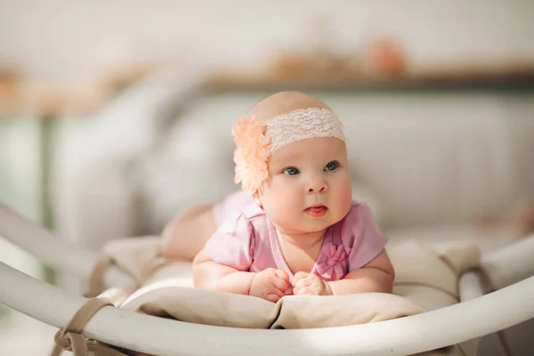 Lieve kleine meid draagt schattige roze kleding — Stockfoto