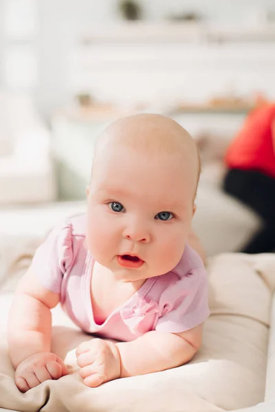 Lieve kleine meid draagt schattige roze kleding — Stockfoto