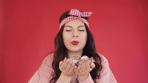 Menina bonita com headband soprando confete na câmera . — Vídeo de Stock