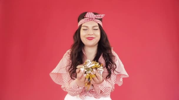 Menina bonita com headband soprando confete na câmera . — Vídeo de Stock