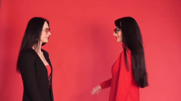 Två kvinnliga partner i smarta kostymer som ger fem — Stockvideo
