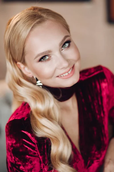 Splendida giovane donna in abito rosso scuro in posa presso la fotocamera . — Foto Stock