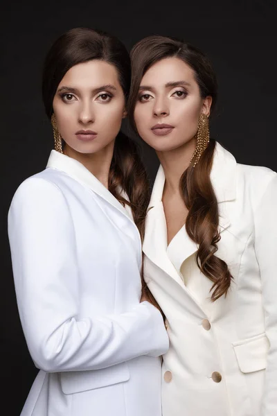 Портрет двух красивых сестер с элегантным макияжем . — стоковое фото