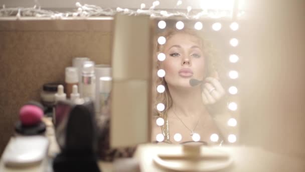 Pirang melihat cermin dan melakukan makeup di rumah — Stok Video