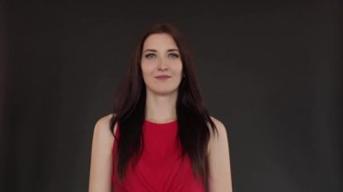 Uzun saçlı güzel kız düz ayakta ve gülümseyen.