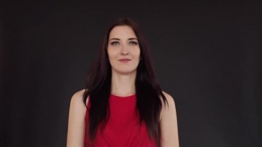 Uzun saçlı güzel kız düz ayakta ve gülümseyen.