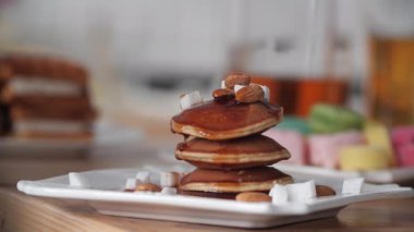 Çikolata şurubu ile lezzetli ev yapımı krep. Dessers ve tatlılar kavramı.