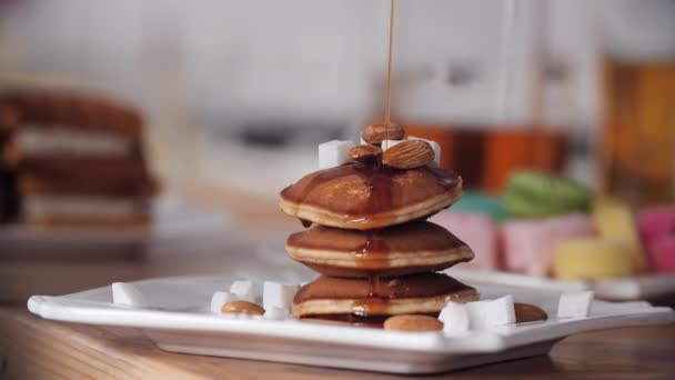 Heerlijke zelfgemaakte pannenkoeken met chocolade siroop. Concept van Dessers en snoepjes. — Stockvideo