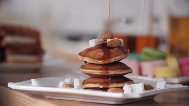 Deliciosos panqueques caseros con jarabe de chocolate. Concepto de dessers y dulces . — Vídeo de stock