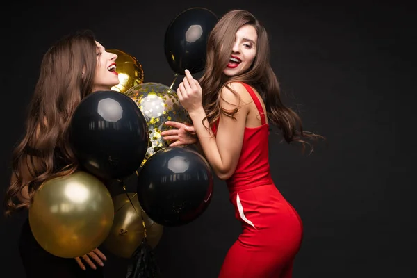 Dos chicas jóvenes felices riendo y divirtiéndose juntas . — Foto de Stock