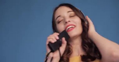 Müzik dinleyen büyük kulaklıklar mutlu genç kız.