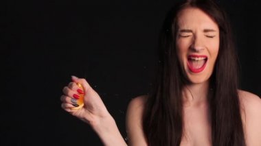 Elinde turuncu sıkma Crazy genç esmer