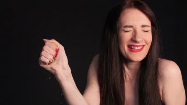 Elinde turuncu sıkma Crazy genç esmer