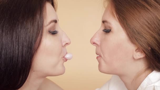 Twee zusters proberen te blazen een kauwgom Bubble maar ze kunnen niet. — Stockvideo