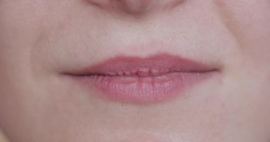 Yakın çekimde gülümseyen ağız.