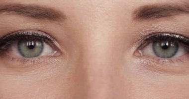 Makyaj ve kirpik kamera bakarak güzel kadın.