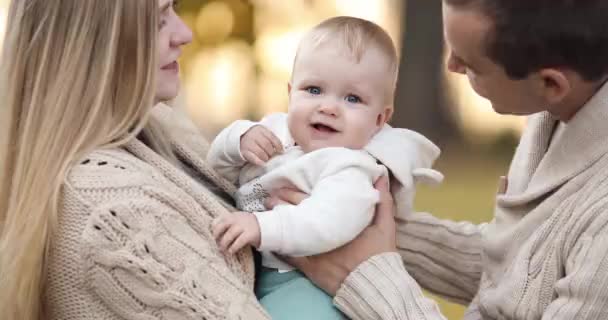 Ouders spelen met dochter, zoenen kind en lachen — Stockvideo