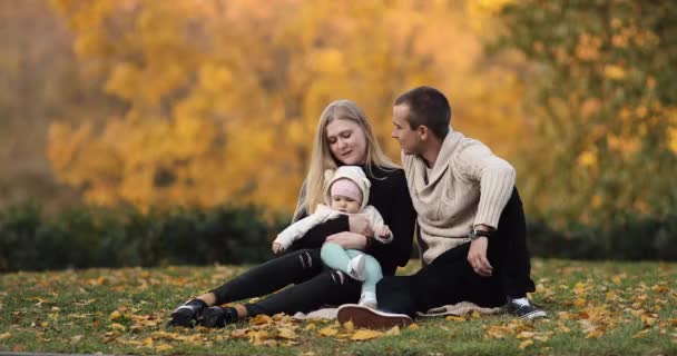 Pais mantendo a filha e conversando enquanto caminham na floresta — Vídeo de Stock