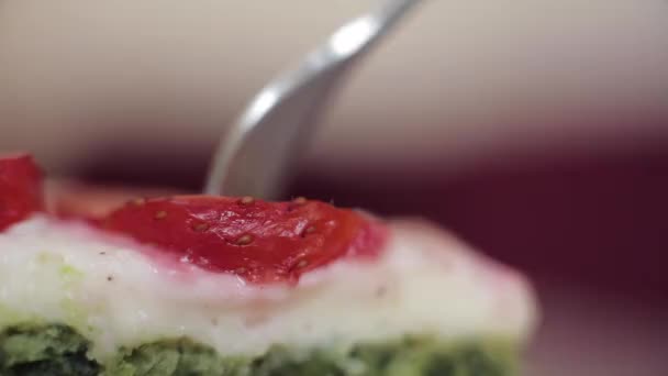 마르코에서 맛있는 달콤한 디저트를 먹는 사람. — 비디오