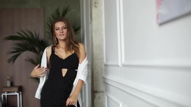 Schöne Frau in schwarzer Unterwäsche und weißem Hemd posiert — Stockvideo