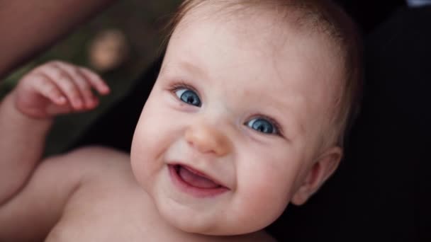 Bebé recién nacido sonriendo a la cámara . — Vídeo de stock