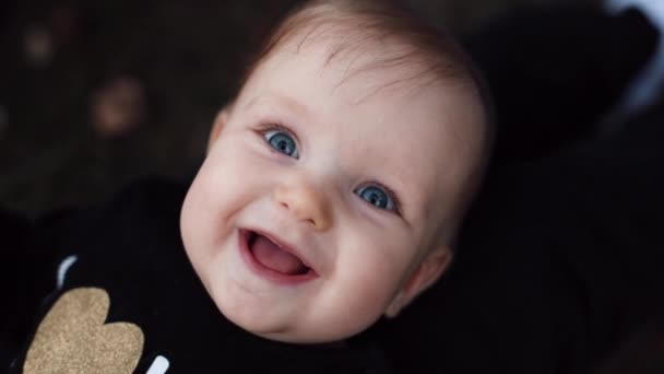 Bebê recém-nascido sorrindo para a câmera . — Vídeo de Stock