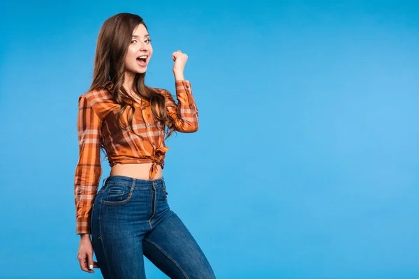 Sorte menina em xadrez camisa tomando selfie e sorrindo — Fotografia de Stock