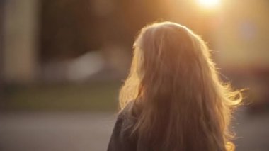 Kız twirling ve parkta güzel uzun saçlı poz