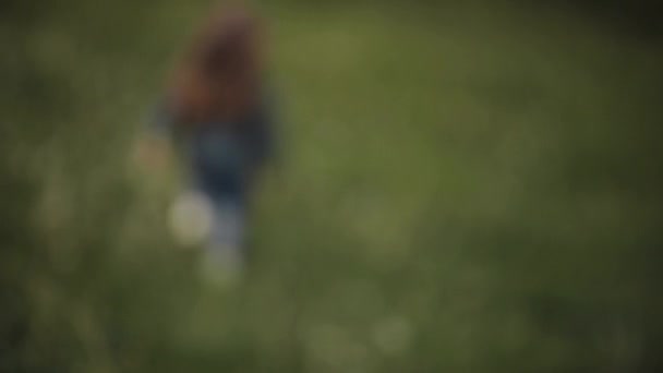 Felice bambina tenere il dente di leone e correre nel parco — Video Stock