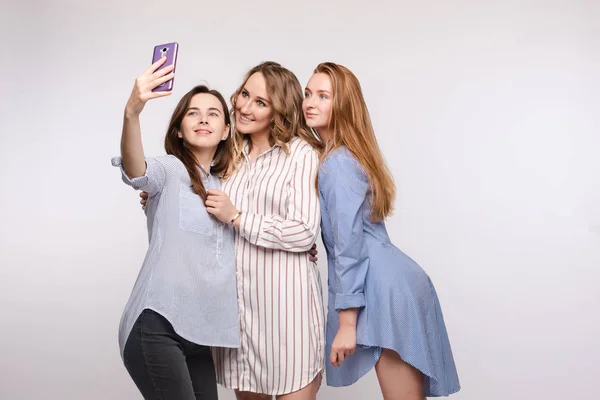 Gorgeous slim friends taking selfie via mobile. — Stock Photo, Image