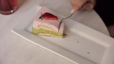 Birisi marco lezzetli tatlı tatlı yemek.