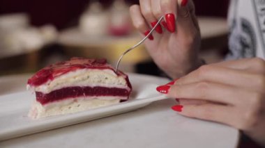 Birisi marco lezzetli tatlı tatlı yemek.