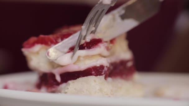 Alguém comendo deliciosa sobremesa doce em marco . — Vídeo de Stock