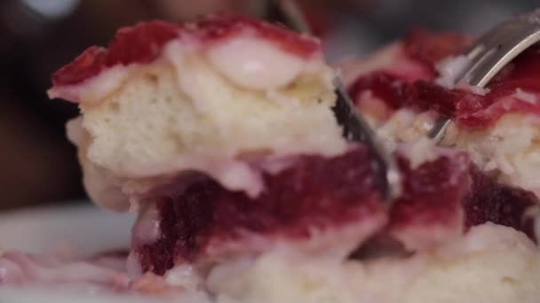 마르코에서 맛있는 달콤한 디저트를 먹는 사람. — 비디오