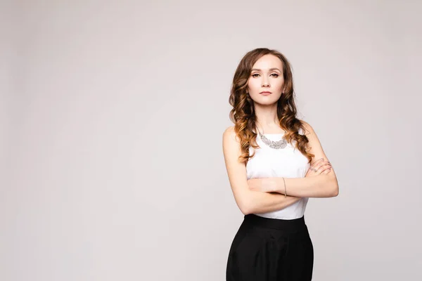 Éxito femenino en traje inteligente y gafas posando —  Fotos de Stock