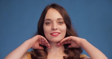 Lüks saçlı muhteşem esmer yavaş hareket.