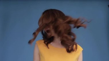 Seksi kadın dönen ve siyah izole arka plan üzerinde dans