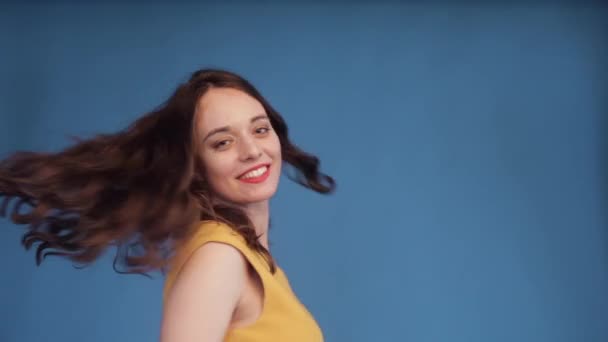 Брюнетка насолоджуючись сяючою довге волосся після салону краси — стокове відео