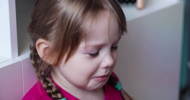 妹がスマホで遊んでいる間に泣いている小さな女の子. — ストック動画