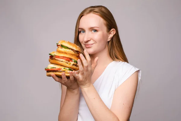 Вибірковий фокус великих смачних бургерів в руках дивовижної дівчини — стокове фото