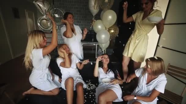 Flickor skakar av glas med champagne på möhippa. — Stockvideo