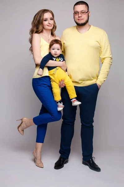 Porträtt av lycklig familj från tre personer som poserar på kameran. — Stockfoto