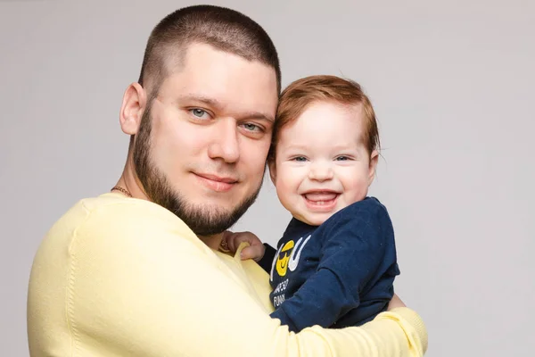 Porträtt av lycklig fader poserar med härligt leende barn. — Stockfoto