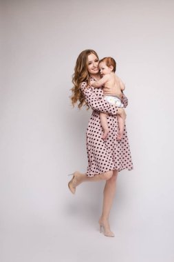 Anne elleri çocuk tutmak ve çocuk öpüşme