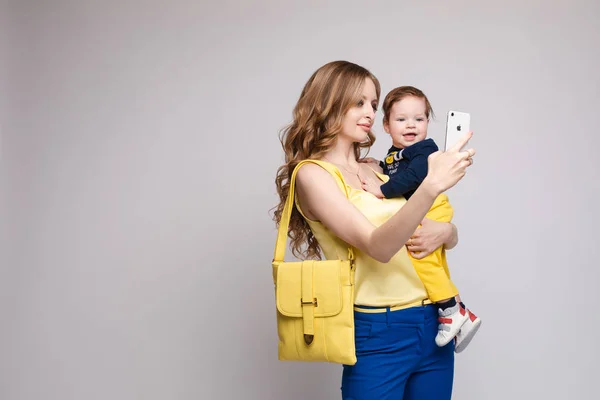 Bella madre che cammina con il bambino e si fa selfie — Foto Stock