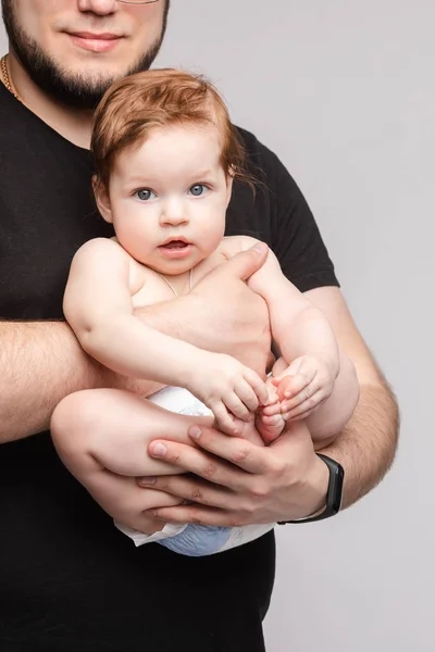 Far hålla lite baby i händerna och kysser Kid — Stockfoto