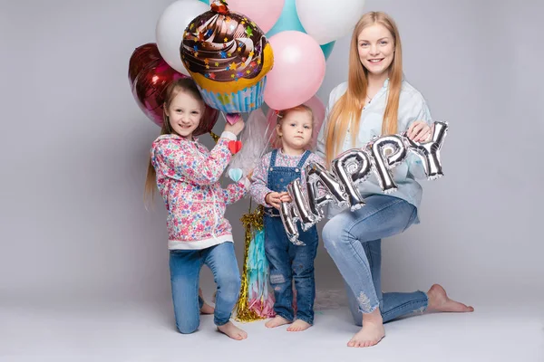 생일 파티를 축하하는 동안 행복한 가족 포즈 — 스톡 사진