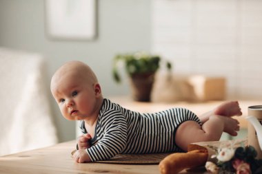 Büyük mavi gözleri ile sevimli çocuk onun yemek bekliyor.