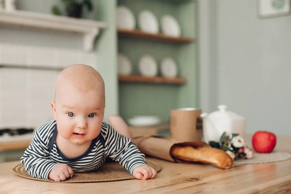 Enfant mignon avec de grands yeux bleus attendant son repas . — Photo