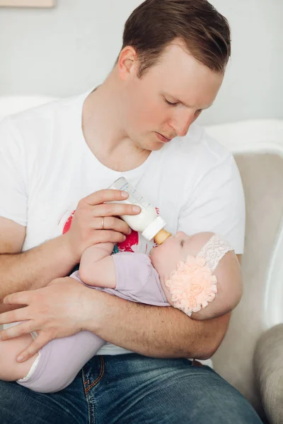 Gröda av liten söt bebis liggande på pappor hand och äta. — Stockfoto